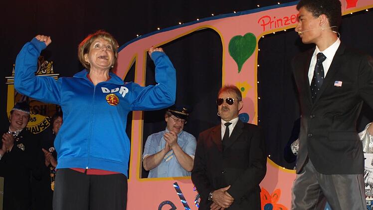 Applaus: Birgit Bollwein mimt "Mutti" Merkel und empfängt Barack Obama ("Ich bin ein Ebenhäuser"). Foto: Stefan Geiger