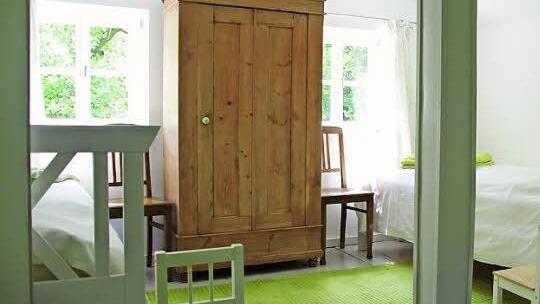 Das Sommerhaus bietet auf knapp 75 Quadratmetern drei Betten, Küche, Bad - und Vesteblick. Foto: Christine Rechl