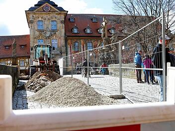 Bereits am Freitag wurde schon mit ersten Baggerarbeiten begonnen, ab Montag beginnt die Vollsperrung.  Foto: Matthias Hoch
