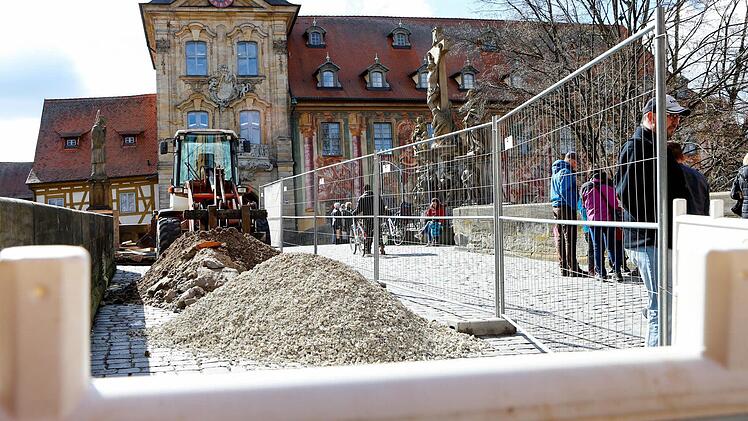Bereits am Freitag wurde schon mit ersten Baggerarbeiten begonnen, ab Montag beginnt die Vollsperrung.  Foto: Matthias Hoch