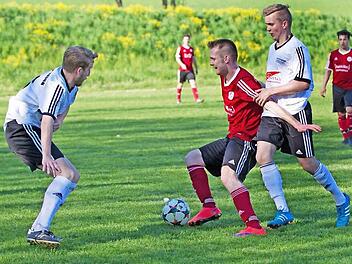 TSV Weißenbrunn - FC Lichtenfels: Mit dem Arm hält sich der Daniel Oppel den Weißenbrunner Florian Maurer (rechts) vom Leib, weicht Timo Wagner aus und erzielt einen seiner drei Treffer.  Foto: Heinrich Weiß
