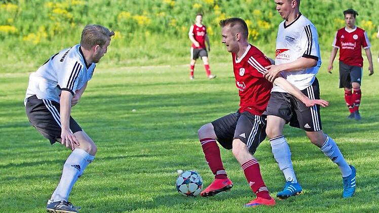 TSV Weißenbrunn - FC Lichtenfels: Mit dem Arm hält sich der Daniel Oppel den Weißenbrunner Florian Maurer (rechts) vom Leib, weicht Timo Wagner aus und erzielt einen seiner drei Treffer.  Foto: Heinrich Weiß