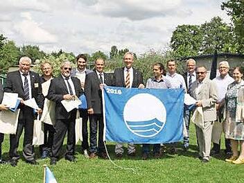 F&uuml;r Bayern hatte Robert Lorenz von der Deutschen Gesellschaft f&uuml;r Umwelterziehung insgesamt neun Blaue Flaggen auf das Vereinsgel&auml;nde des MSC Trosdorf mitgebracht.  Foto: pr.