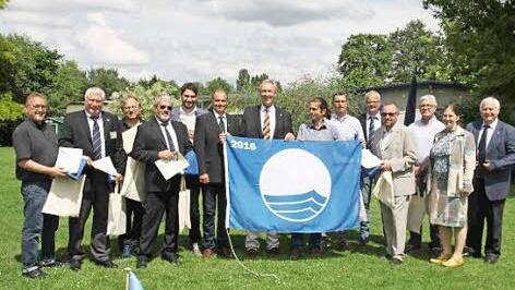 F&uuml;r Bayern hatte Robert Lorenz von der Deutschen Gesellschaft f&uuml;r Umwelterziehung insgesamt neun Blaue Flaggen auf das Vereinsgel&auml;nde des MSC Trosdorf mitgebracht.  Foto: pr.