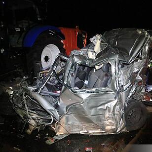 Transporter zwischen Lkw eingeklemmt