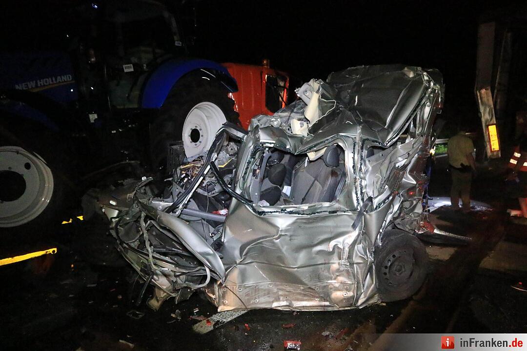 Transporter zwischen Lkw eingeklemmt