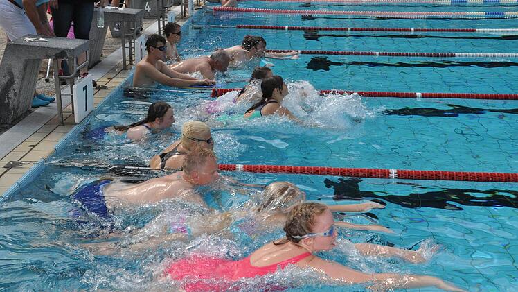 Start der Menschen mit Behinderung mit ihren Betreuern. Foto: Karl Heinz Weber