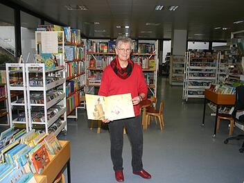 Regine Bl&uuml;mig (Bild), die mit Brigitte R&ouml;&szlig;ler-Reu&szlig; f&uuml;r die B&uuml;cherei zust&auml;ndig ist, blickt zufrieden auf das vergangene Jahr zur&uuml;ck. &Uuml;ber 20&nbsp;000 Medien geh&ouml;ren zu ihrem Fundus. Foto: Martin Rebhan