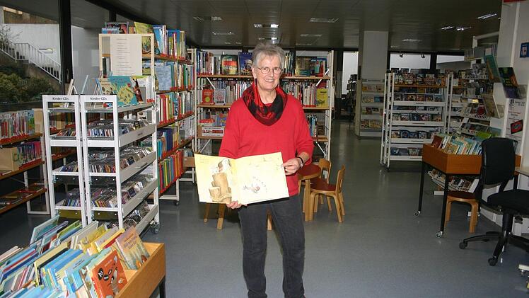 Regine Bl&uuml;mig (Bild), die mit Brigitte R&ouml;&szlig;ler-Reu&szlig; f&uuml;r die B&uuml;cherei zust&auml;ndig ist, blickt zufrieden auf das vergangene Jahr zur&uuml;ck. &Uuml;ber 20&nbsp;000 Medien geh&ouml;ren zu ihrem Fundus. Foto: Martin Rebhan