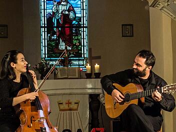 Das Duo Zaruk gastierte in der Johanneskirche Elsa: Cellistin Iris Azquinezer und Gitarrist Rainer Seiferth. Foto: Jochen Berger