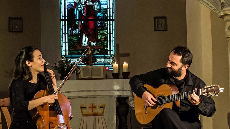 Das Duo Zaruk gastierte in der Johanneskirche Elsa: Cellistin Iris Azquinezer und Gitarrist Rainer Seiferth. Foto: Jochen Berger