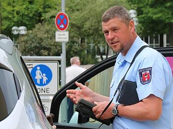 Robert Goll vom Ordnungsamt teilt nicht nur Knöllchen aus, sondern erklärt auch viel. Hier begründet er einem Falschparker, weshalb er nicht in der Feuerwehrzufahrt stehen bleiben darf.  Fotos: Kathrin Kupka-Hahn