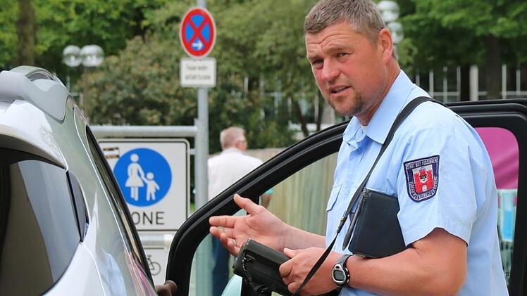 Robert Goll vom Ordnungsamt teilt nicht nur Knöllchen aus, sondern erklärt auch viel. Hier begründet er einem Falschparker, weshalb er nicht in der Feuerwehrzufahrt stehen bleiben darf.  Fotos: Kathrin Kupka-Hahn