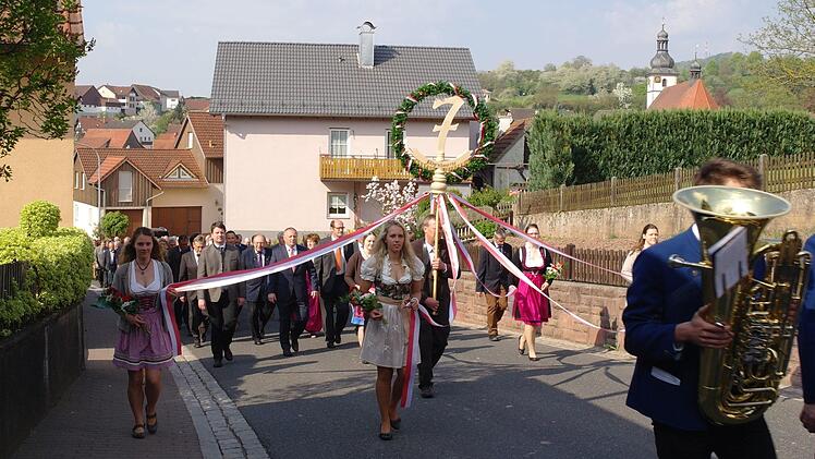 Von der Kirche zogen die Tagungsteilnehmer, begleitet von den Leichtersbacher Musikanten, sowie dem Siebenerbaum zum Tagungsort zurück. Stephanie Elm
