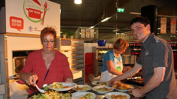 Beim Anrichten halfen alle zusammen: Ortsbäuerin Andrea Hauffe, die Köchin Edith Wagner und der Rewe-Marktleiter Felix Bär.Sonny Adam