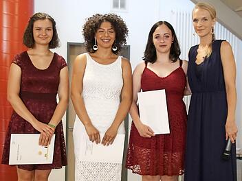 Klassenlehrerin Helen Arnold (von rechts) zeichnete die Jahrgangsbesten Hanna Schmidt, Victoria Barreto Sampaio-Hein und Anika Weiß aus. Fotos: Bettina Knauth