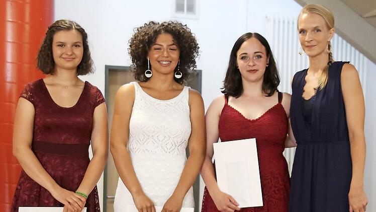 Klassenlehrerin Helen Arnold (von rechts) zeichnete die Jahrgangsbesten Hanna Schmidt, Victoria Barreto Sampaio-Hein und Anika Weiß aus. Fotos: Bettina Knauth