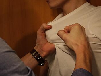 An einer Tankstelle in Mittelfranken gab es am Dienstagabend einen heftigen Streit. Die Auseinandersetzung endete mit zwei Schwerverletzten. Die Polizei fahndete umgehend nach den Angreifern. Symbolbild: Christopher Schulz