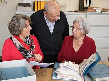 Anita Dietz -Spies (links) und Christine Müller übergaben fünf Konvolute voller Dokumente an Stadtarchivar Klaus-Dieter Guhling. Thomas Malz