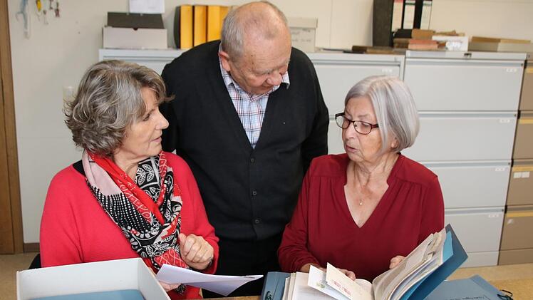 Anita Dietz -Spies (links) und Christine Müller übergaben fünf Konvolute voller Dokumente an Stadtarchivar Klaus-Dieter Guhling. Thomas Malz
