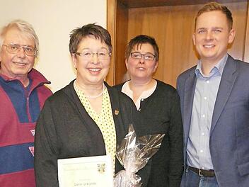 Für zehnjährige Chorleitung wurde Christine Fischer (Zweite von links) vom Gesangverein Elsa und vom Fränkischen Sängerbund geehrt (von links): Leopold Schindler, Tamara Cimander und der Bad Rodacher Bürgermeister Tobias Ehrlicher.  Foto: Karin Günther