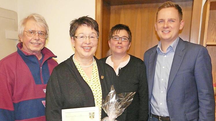 Für zehnjährige Chorleitung wurde Christine Fischer (Zweite von links) vom Gesangverein Elsa und vom Fränkischen Sängerbund geehrt (von links): Leopold Schindler, Tamara Cimander und der Bad Rodacher Bürgermeister Tobias Ehrlicher.  Foto: Karin Günther