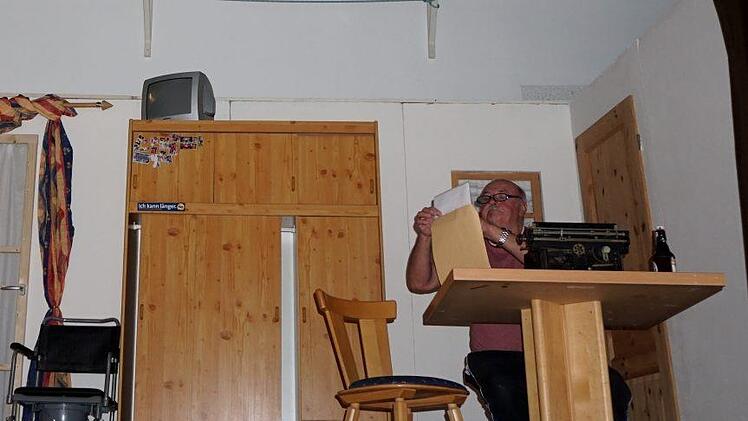 Opa Müllerschön schreibt sein Testament.Richard Sänger