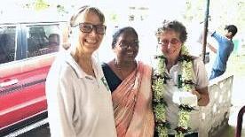 In Chengail (nahe Kalkutta) wird die "German Doctors"-Ärztin Rita Wörrlein von ihrem Team mit einem Blumenkranz verabschiedet.