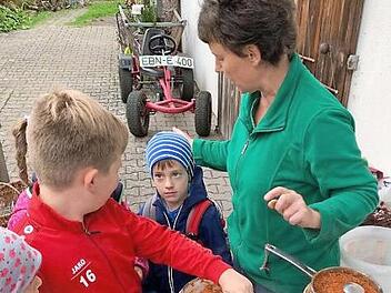 Theresia Groh (rechts) kochte Marmelade mit den Kindern.  Foto: pr