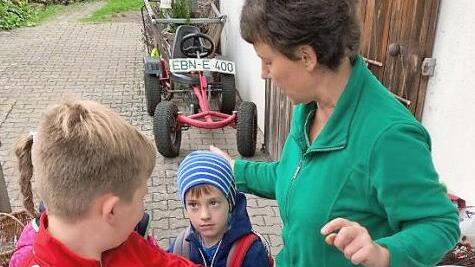 Theresia Groh (rechts) kochte Marmelade mit den Kindern.  Foto: pr