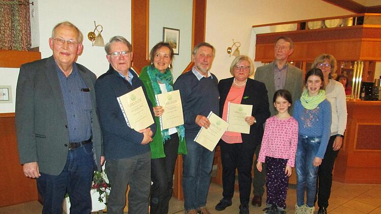 Regionsvorsitzender Konrad Tripp (links) überreichte das goldene Klubabzeichen und das "Grüne Band" an (von links) Winfried Schlereth, Veronika Pierz, Werner Ernst  und Magdalena Edlfurtner. Dazu gratulierten (von rechts) Vize-Bürgermeisterin Rita Schaupp und Alfred Jeurink sowie die jüngsten Mitglieder, Johanna und Marla. Foto: Winfried Ehling