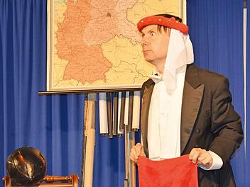 Christoph Ackermann als Clotilde in der Zehn Pfennig Oper Foto: p