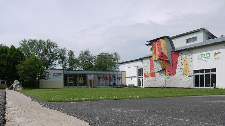 Auf die grüne Wiese vor der Coje soll die Trendsporanlage gebaut werden. Deshalb soll die Coje zum neuen Kinder- und Jugendzentrum werden - so steht es zumindest in einem Papier des Jugendamts. Doch nun sollen erstmal Gespräche geführt werden.