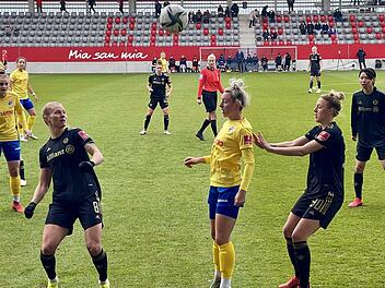 "La Bestia Negra", die schwarze Bestie, wird der FC Bayern München bei den spanischen Fußballfans genannt. Gegen den FC Carl Zeiss Jena traten die Münchnerinnen zum ersten Mal überhaupt in der Frauen-Bundesliga im schwarzen Trikot an. Die Thüringerinnen kämpften tapfer.  Foto: Sebastian Schmitt