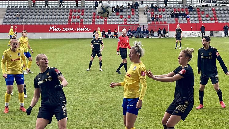 "La Bestia Negra", die schwarze Bestie, wird der FC Bayern München bei den spanischen Fußballfans genannt. Gegen den FC Carl Zeiss Jena traten die Münchnerinnen zum ersten Mal überhaupt in der Frauen-Bundesliga im schwarzen Trikot an. Die Thüringerinnen kämpften tapfer.  Foto: Sebastian Schmitt