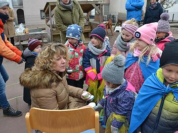 Mit Wunsch-Teelichtern und einem Tanz verabschiedeten die Kinder Birgit Albert.