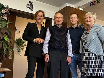 Stadt Hof gratuliert Walter Wolfrum persönlich zum 100. Geburtstag