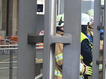 Feuerwehreinsatz am Bamberger Bahnhof - Menschen stecken in Aufzug fest