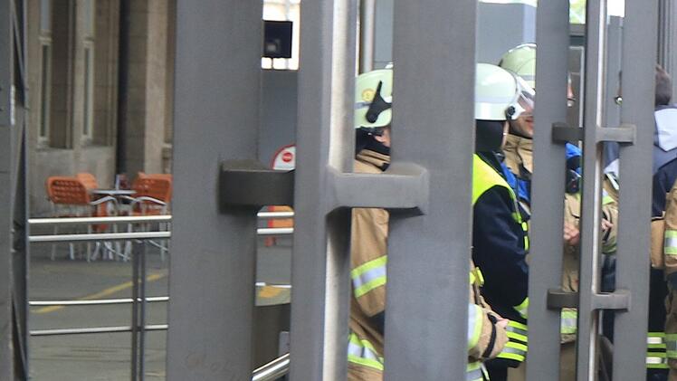 Feuerwehreinsatz am Bamberger Bahnhof - Menschen stecken in Aufzug fest