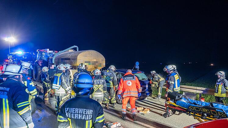 Auto kracht in Traktor-Gespann bei Oberhaid