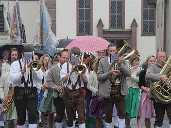 Die Dorfmusikanten führten die Kirchenparade an, die anlässlich 125 Jahre Krieger- und Soldatenkameradschaft stattfand. Fotos: Gerd Schaar