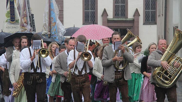 Die Dorfmusikanten führten die Kirchenparade an, die anlässlich 125 Jahre Krieger- und Soldatenkameradschaft stattfand. Fotos: Gerd Schaar