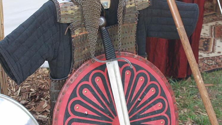 Vor dem Zelt wird die Rüstung präsentiert, wie sich das gehört.