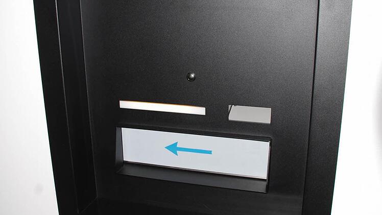 Sogar nachts können Bücher abgegeben werden. Foto: Marco Meißner