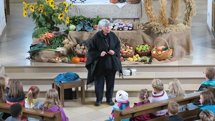 Märchenerzählerin Heidi Andriessen begeisterte die Riedenberger Kinder in der Kirche. Foto: Evelyn Schneider