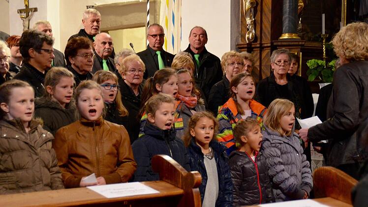 Zur Eröffnung des Liederabends: Es musiziert der Nachwuchs. Die Mädchen vom Kinder-Sing-Kreis gratulieren der Sängervereinigung mit fröhlichen Kinderliedern. Foto: Kathrin Kupka-Hahn
