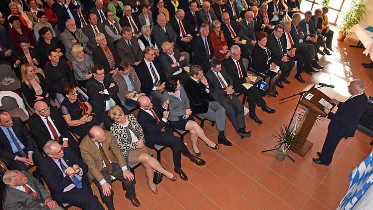 180 Gäste waren der Einladung zum Empfang im kleinen Saal der Stadthalle in Haßfurt anlässlich des 9. Geburtstages des Ehrenbürgers der Stadt Haßfurt, Albert Meyer (rechts) gefolgt.