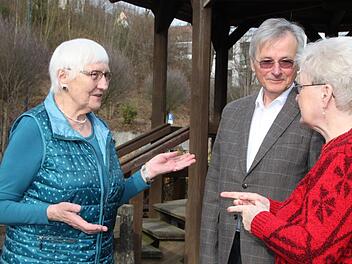 Übergabe: Sieglinde Leiding (links) im Gespräch mit ihrer Nachfolgerin Inge Stumpf und Seniorenbeauftragtem Emanuel Fritschka. Foto: Ulrike Müller