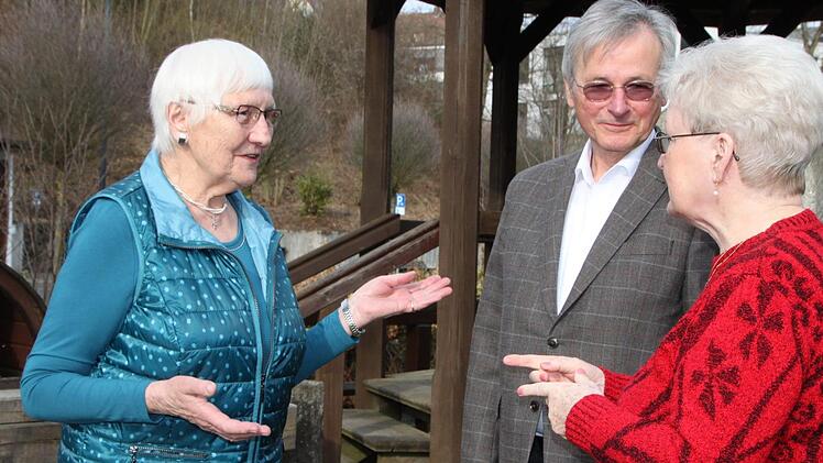 Übergabe: Sieglinde Leiding (links) im Gespräch mit ihrer Nachfolgerin Inge Stumpf und Seniorenbeauftragtem Emanuel Fritschka. Foto: Ulrike Müller