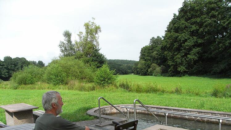 Walter Gärtner macht mal Pause am schöngelegenen Kneipp-Becken bei Thulba.  Foto: Joachim Rübel